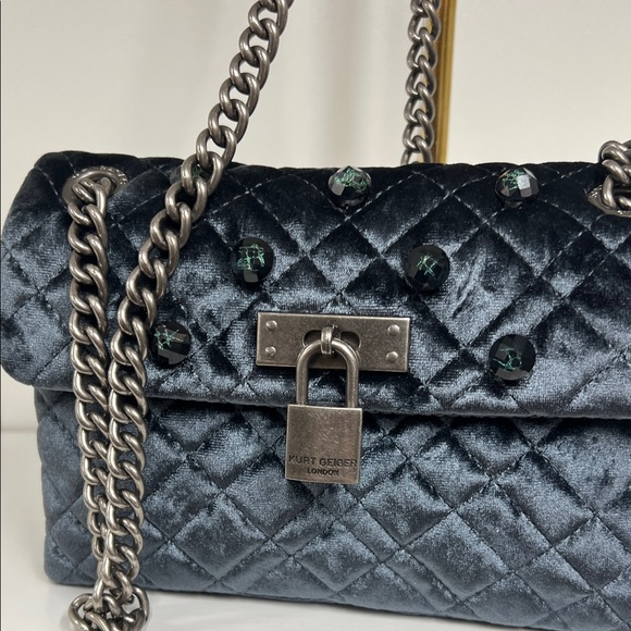🔥🔥 Kurt Geiger Velvet  Quilted Chain crossbody/ 2 way bag like new - Picture 3 of 5